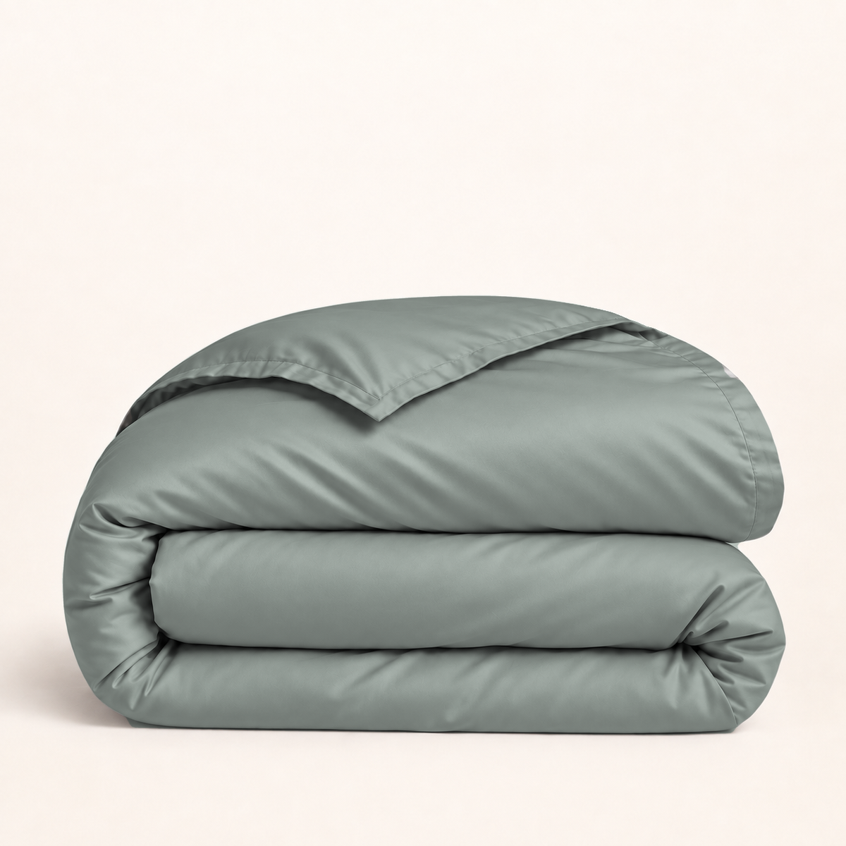 Housse de couette Lyocell d’eucalyptus vert sauge — housse seule pliée sur fond ivoire — Noctua Paris.