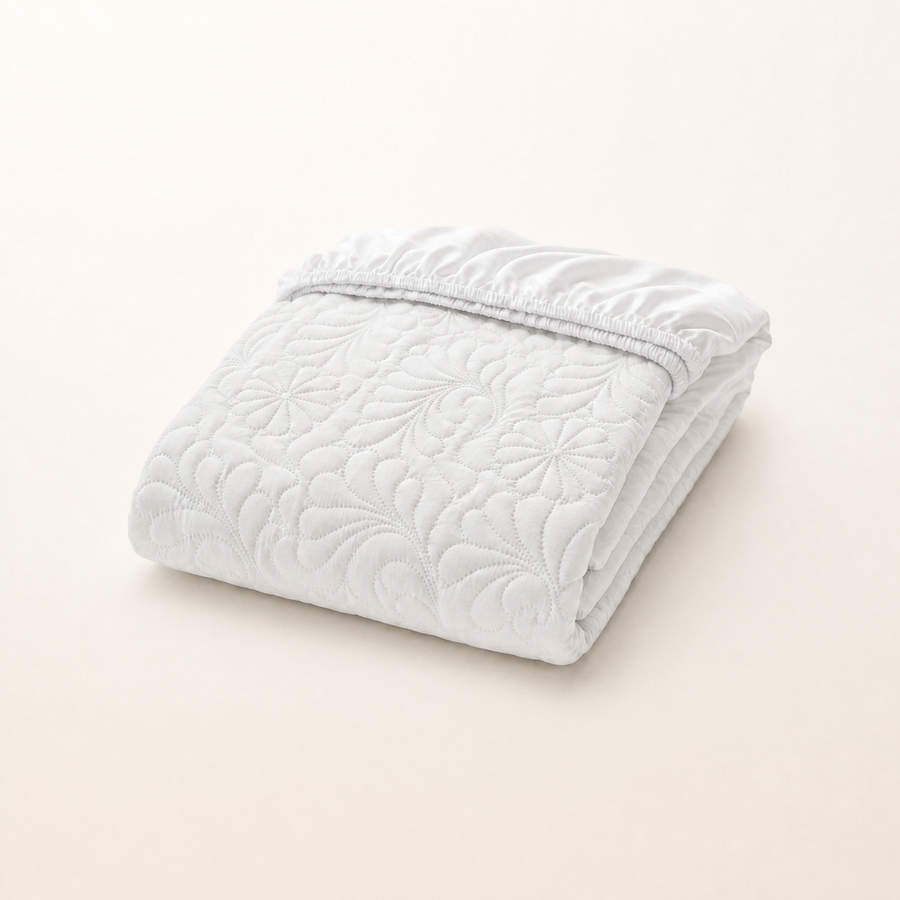 Protège-matelas imperméable matelassé blanc, packshot sur fond blanc chaud, Noctua Paris