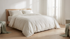 Lit de 180 habillé d'une housse de couette 240x260 en percale de coton lavé blanc cassé