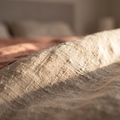Gros plan sur la trame d'un tissu en lin lavé neuf, fibres et flammes visibles en relief
