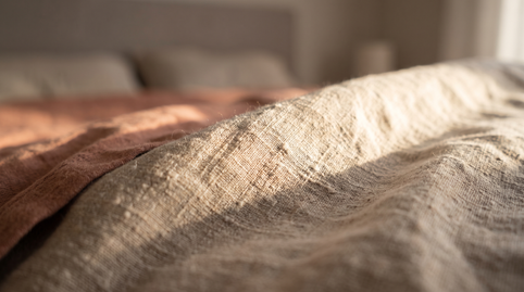 Gros plan sur la trame d'un tissu en lin lavé neuf, fibres et flammes visibles en relief