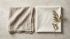 Comparaison côte à côte d'un tissu en lin lavé beige et d'un coton blanc pliés, textures visibles