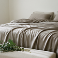 Housse de couette en Lyocell d'eucalyptus au tombé satiné sur un lit dans une chambre lumineuse