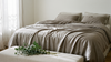 Housse de couette en Lyocell d'eucalyptus au tombé satiné sur un lit dans une chambre lumineuse