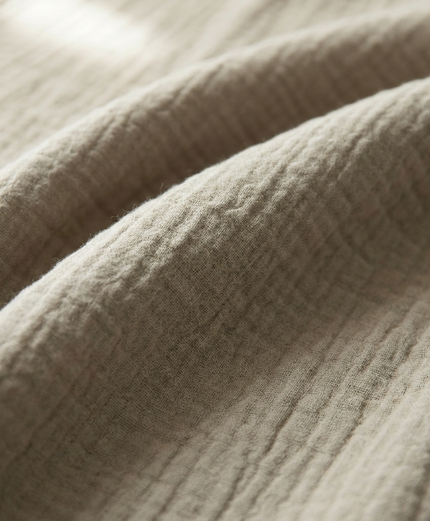 Gros plan macro sur la gaze de coton Noctua Paris, texture froissée aérienne