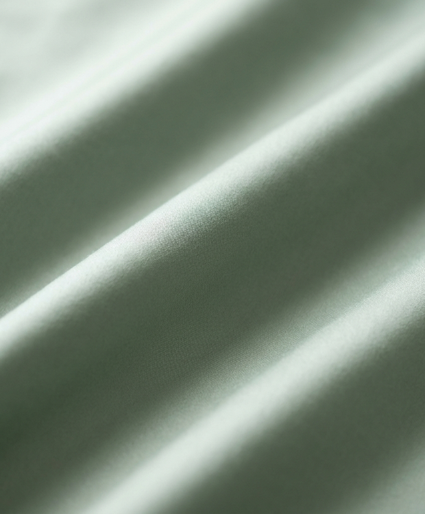 Gros plan macro sur le Lyocell d'eucalyptus vert sauge Noctua Paris, satiné fluide