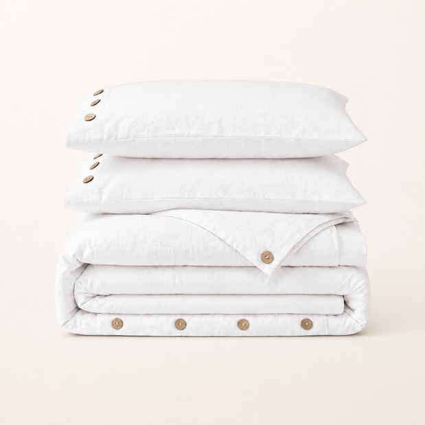 Parure percale de coton lavé blanche Noctua Paris, packshot fond crème