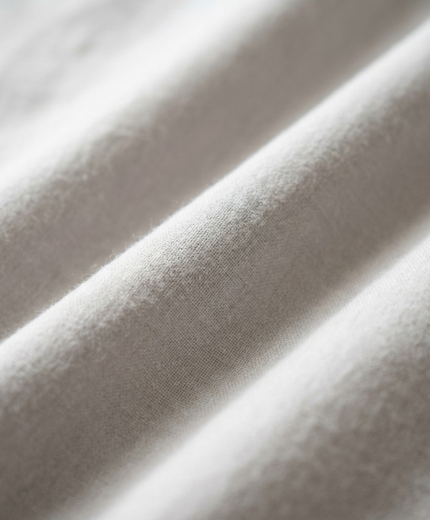 Gros plan macro sur le coton doux Noctua Paris, surface souple et mate