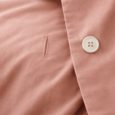 Housse de couette en coton égyptien rose Noctua Paris sur un lit