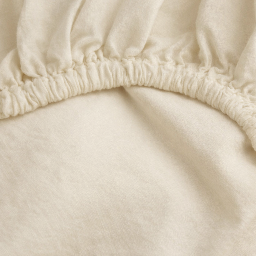 Drap-housse en coton doux blanc Noctua Paris, détail du bord élastique