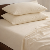 Drap-housse en coton doux blanc Noctua Paris sur un lit