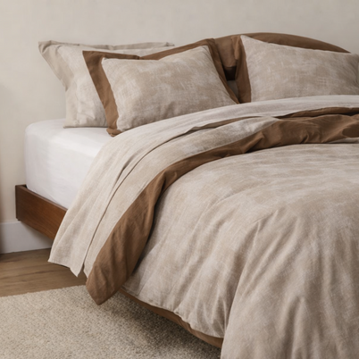 Parure de lit en gaze de coton Noctua Paris sur un lit fait