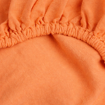 Drap-housse en coton doux Noctua Paris dans une chambre épurée