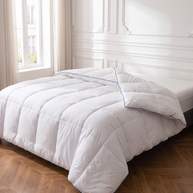 Couette Hôtel 4 Saisons avec passepoil sur un lit, chambre haussmannienne, Noctua Paris