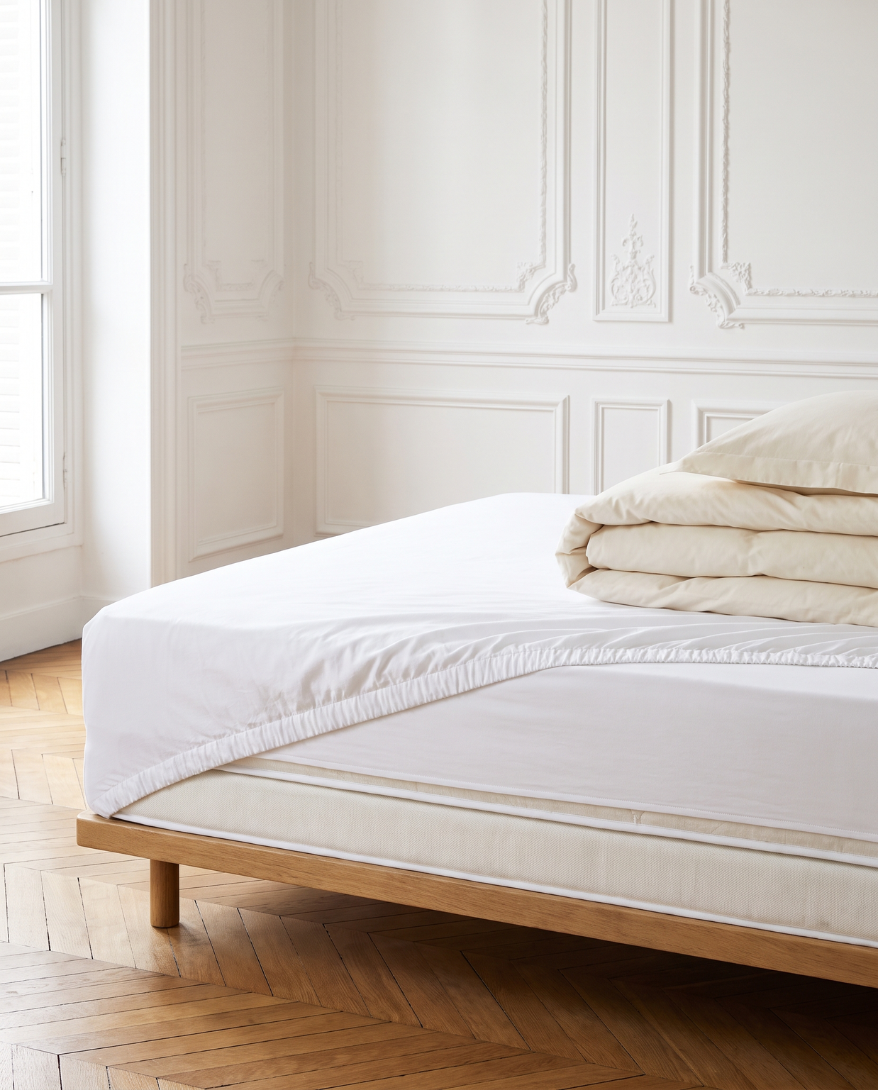 Drap-housse en coton doux blanc sur un matelas, chambre haussmannienne, Noctua Paris