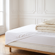 Drap-housse en coton doux blanc sur un matelas, chambre haussmannienne, Noctua Paris