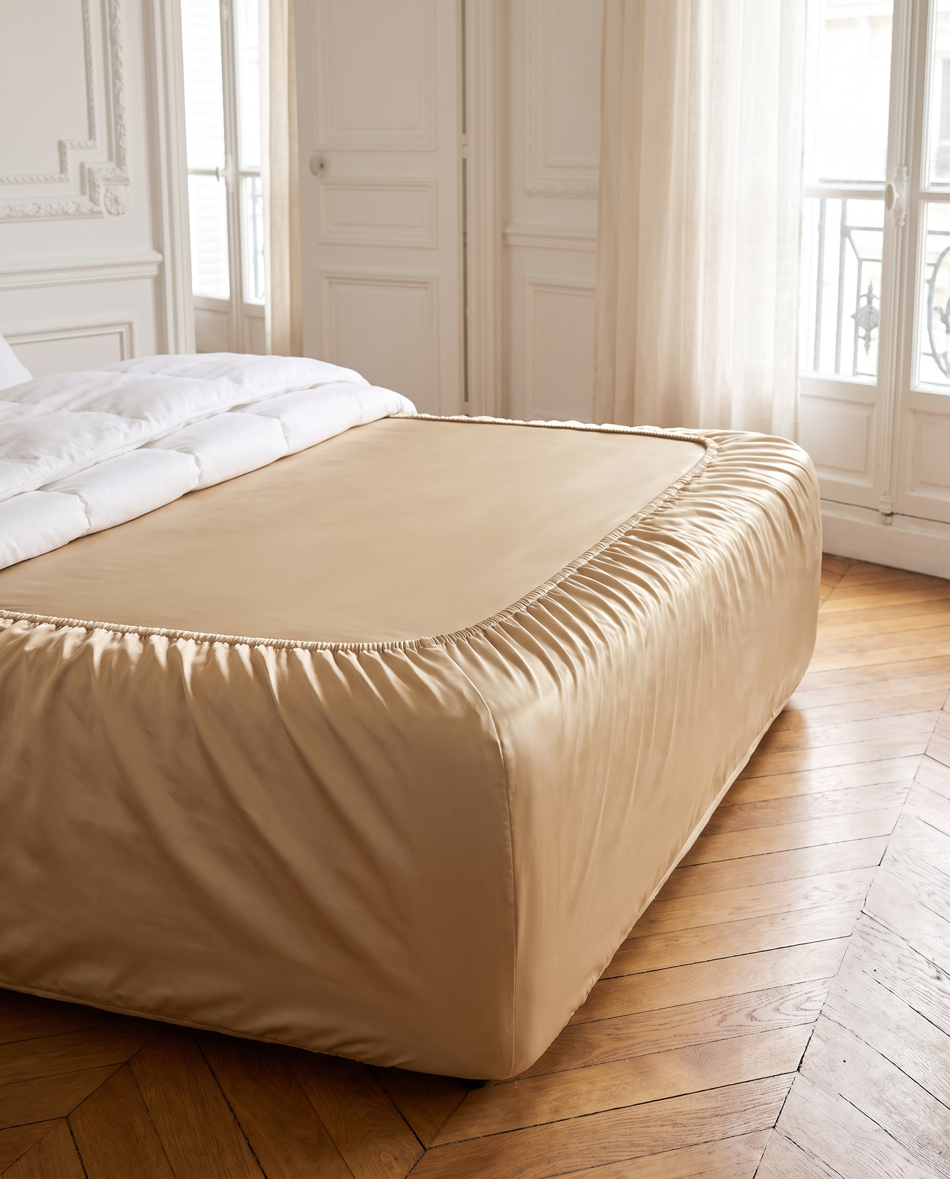 Drap-housse en coton égyptien 400 fils tendu sur un matelas, chambre lumineuse, Noctua Paris