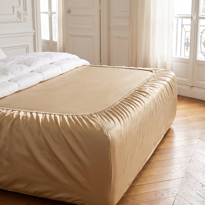 Drap-housse en coton égyptien 400 fils tendu sur un matelas, chambre lumineuse, Noctua Paris