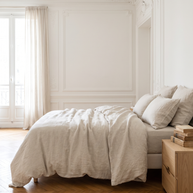 Housse de couette en lin lavé sur un lit, chambre haussmannienne lumineuse, Noctua Paris