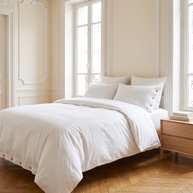 Parure de lit en percale de coton lavé blanche sur un lit, chambre haussmannienne lumineuse, Noctua Paris