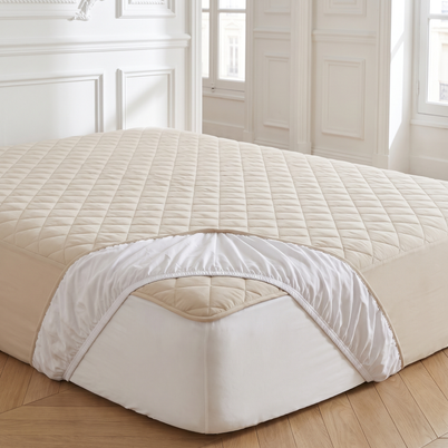 Protège-matelas imperméable matelassé sur un matelas, Noctua Paris