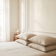 Taies d'oreiller en lin lavé sur un lit, chambre lumineuse, Noctua Paris
