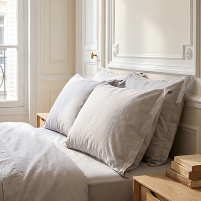 Taies d'oreiller en coton doux sur un lit, chambre lumineuse, Noctua Paris