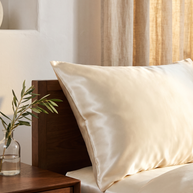 Taie d'oreiller en satin sur un oreiller, lumière dorée, Noctua Paris