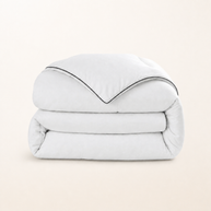 Couette Hôtel 4 Saisons blanche, packshot sur fond blanc chaud, Noctua Paris