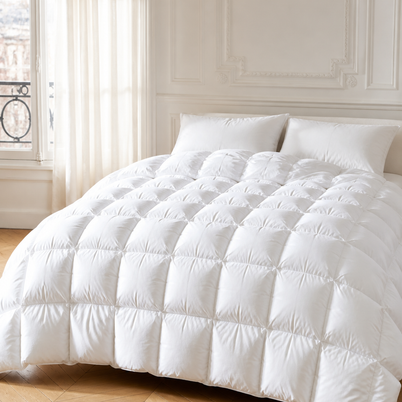 Couette Noctua Edition blanche à carreaux matelassés pincés dans une chambre parisienne lumineuse