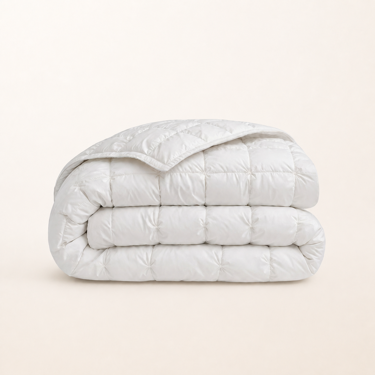 Couette Noctua Edition blanche matelassée, packshot sur fond blanc chaud, Noctua Paris