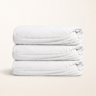 Drap-housse en coton doux blanc, packshot sur fond blanc chaud, Noctua Paris