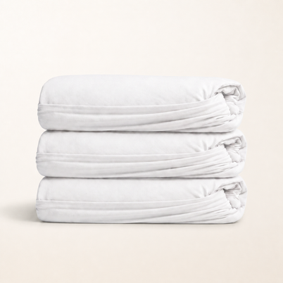 Drap-housse en coton doux blanc, packshot sur fond blanc chaud, Noctua Paris