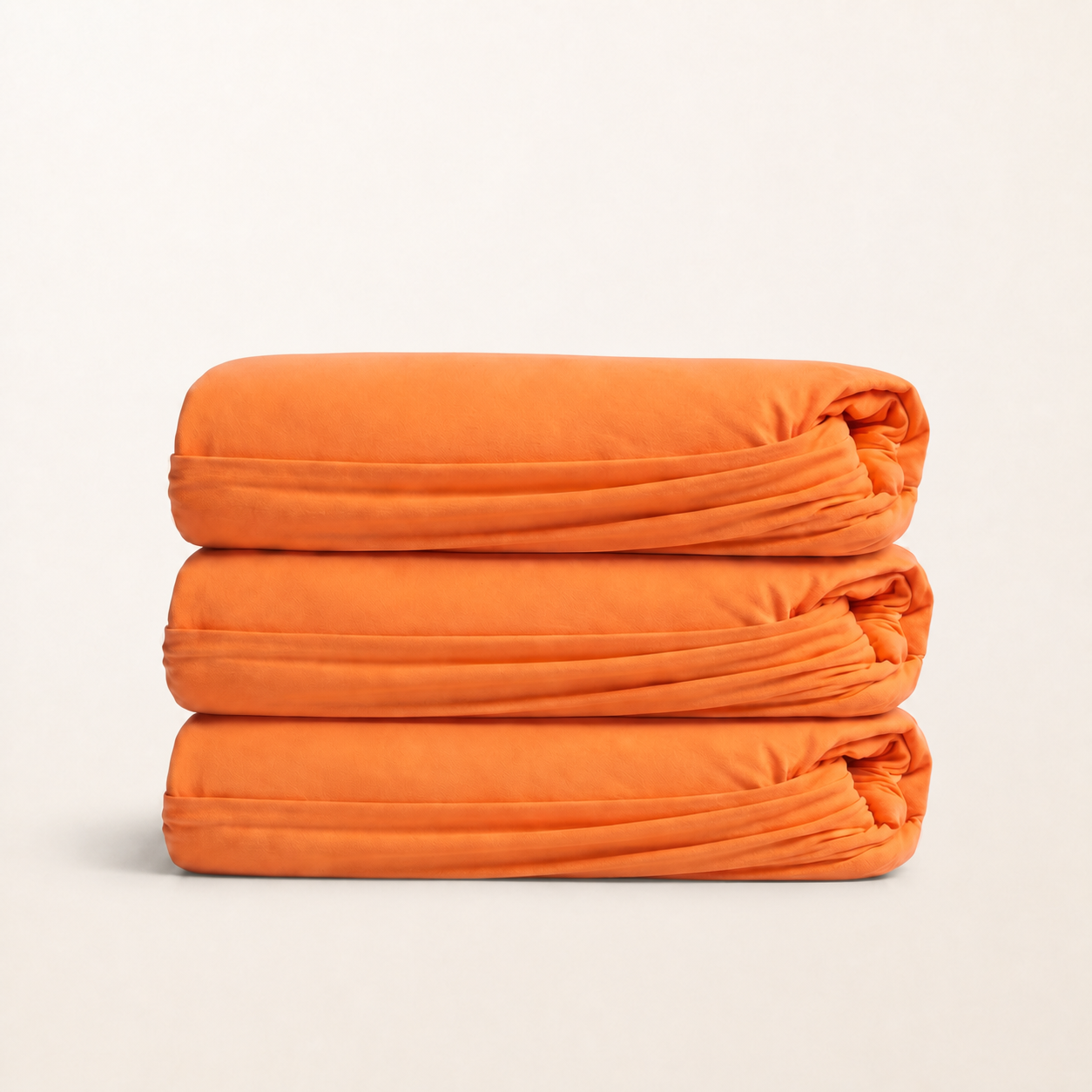 Drap-housse en coton doux orange, packshot sur fond blanc chaud, Noctua Paris