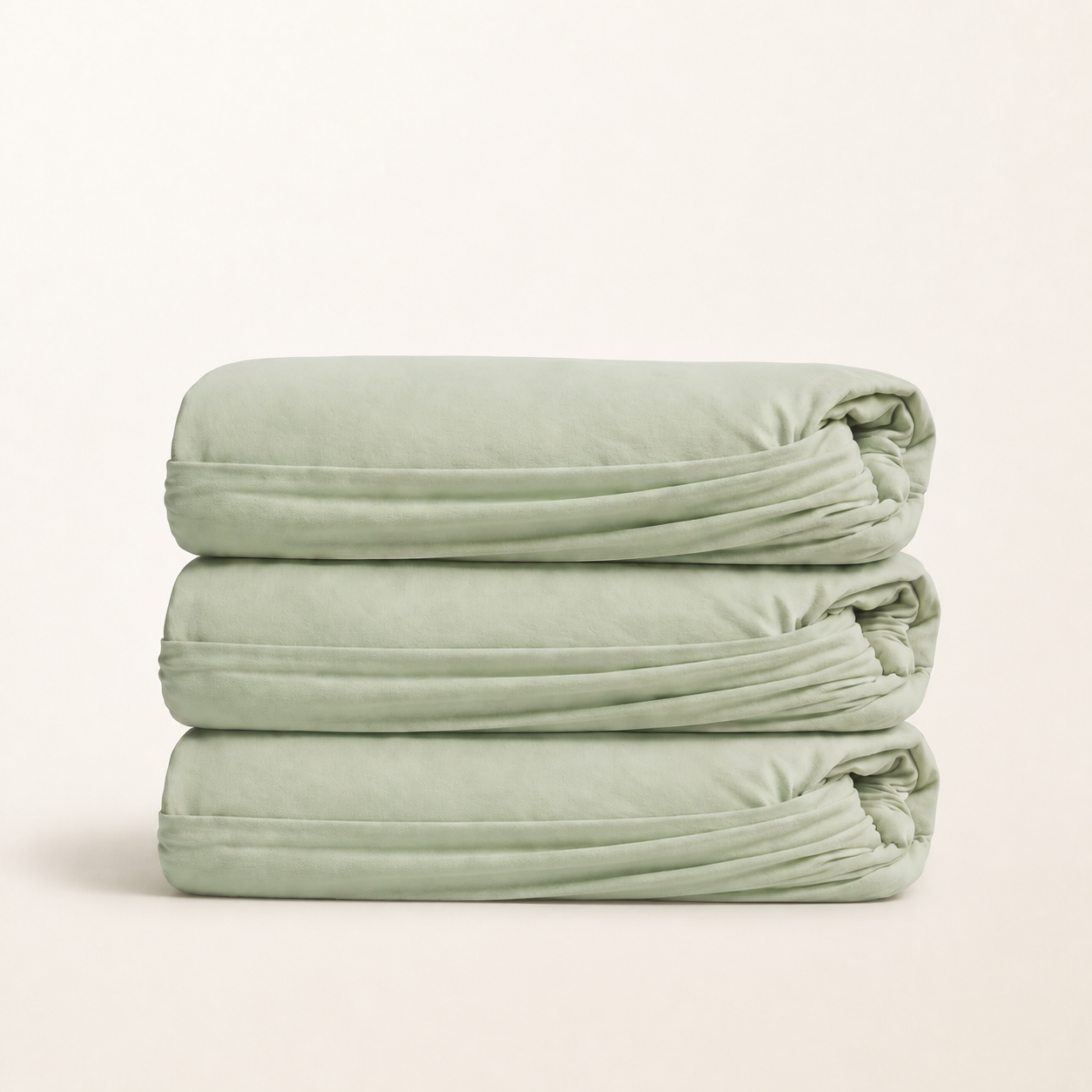 Drap-housse en coton doux vert sauge, packshot sur fond blanc chaud, Noctua Paris