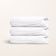 Drap-housse en coton égyptien 400 fils blanc, packshot sur fond blanc chaud, Noctua Paris