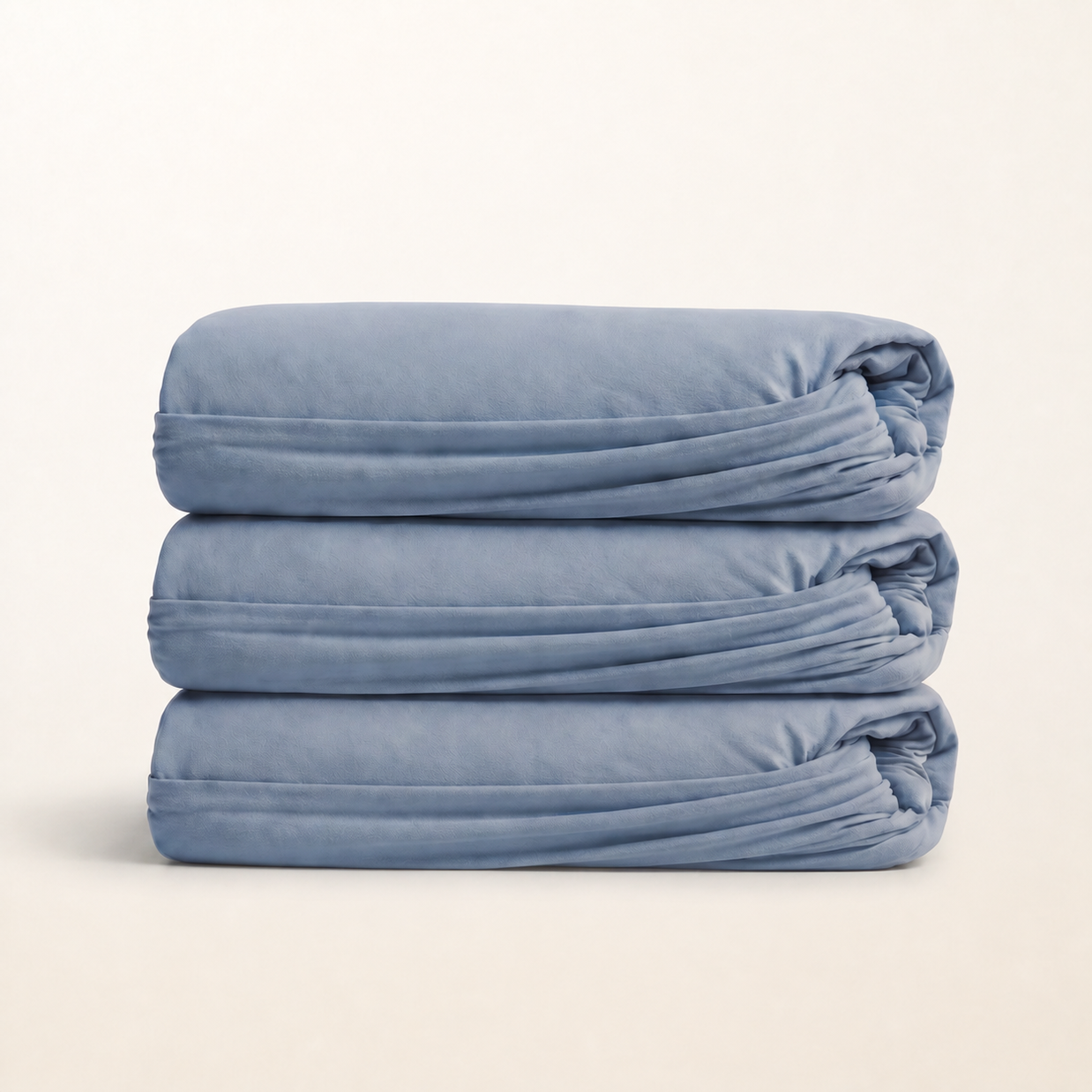 Drap-housse en coton égyptien 400 fils bleu, packshot sur fond blanc chaud, Noctua Paris