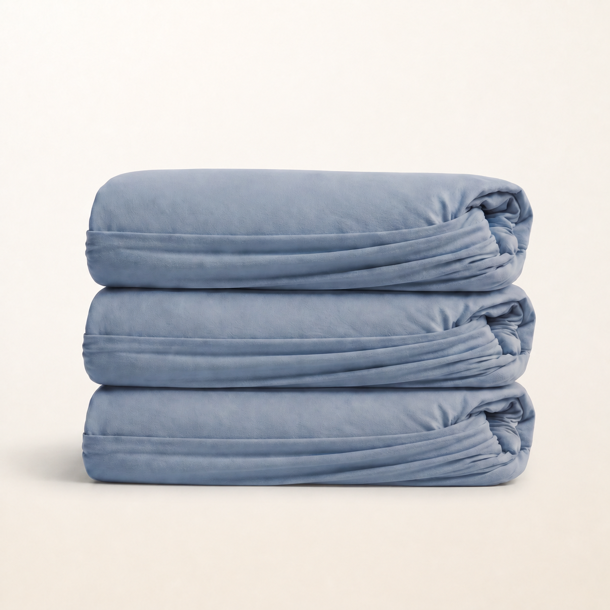 Drap-housse en coton égyptien 400 fils bleu, packshot sur fond blanc chaud, Noctua Paris