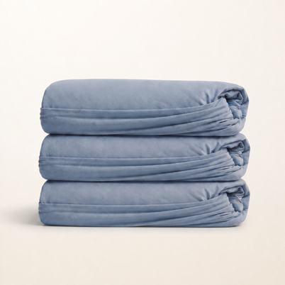 Drap-housse en coton égyptien 400 fils bleu, packshot sur fond blanc chaud, Noctua Paris