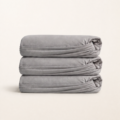Drap-housse en coton égyptien 400 fils gris, packshot sur fond blanc chaud, Noctua Paris