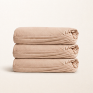 Drap-housse en coton égyptien 400 fils Milk Tea, packshot sur fond blanc chaud, Noctua Paris