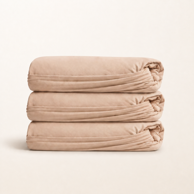Drap-housse en coton égyptien 400 fils Milk Tea, packshot sur fond blanc chaud, Noctua Paris