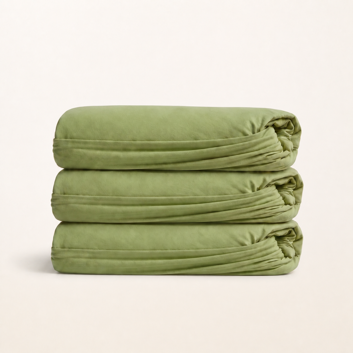 Drap-housse en coton égyptien 400 fils vert feuille, packshot sur fond blanc chaud, Noctua Paris
