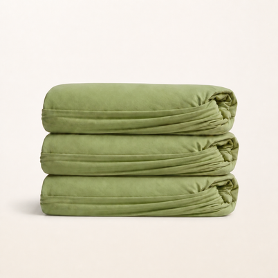 Drap-housse en coton égyptien 400 fils vert feuille, packshot sur fond blanc chaud, Noctua Paris