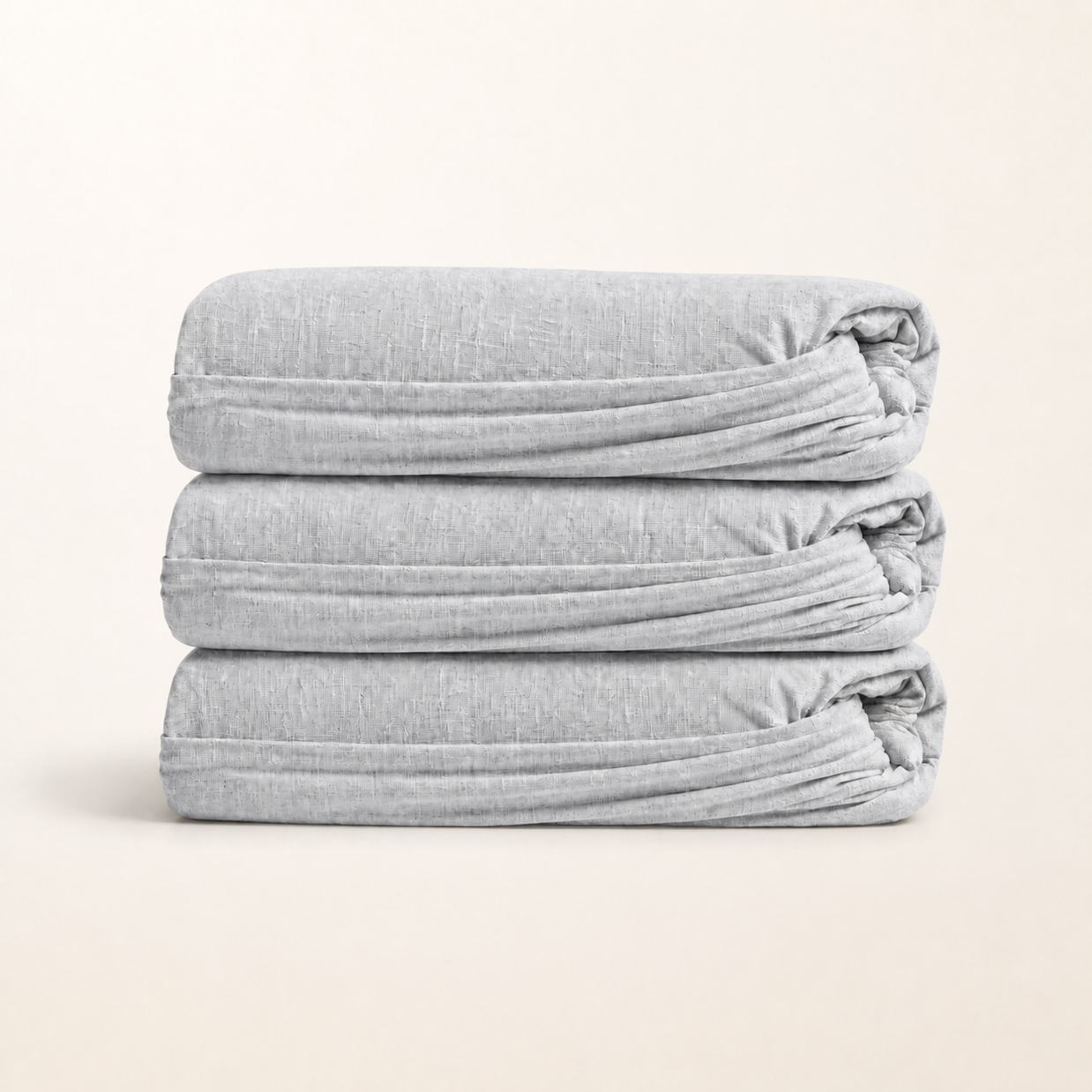Drap-housse en lin lavé gris perle, packshot sur fond blanc chaud, Noctua Paris