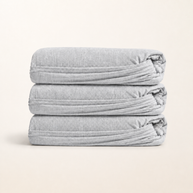 Drap-housse en lin lavé gris perle, packshot sur fond blanc chaud, Noctua Paris