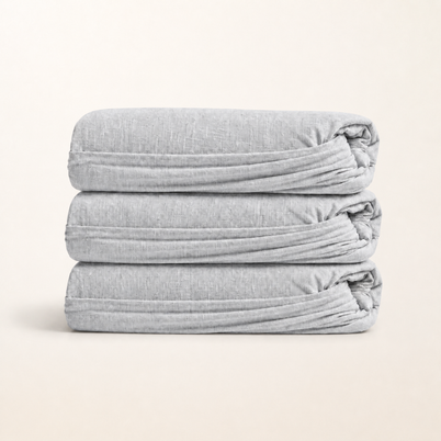 Drap-housse en lin lavé gris perle, packshot sur fond blanc chaud, Noctua Paris