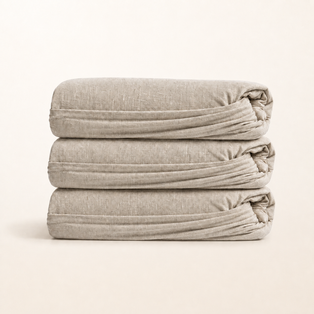 Drap-housse en lin lavé naturel, packshot sur fond blanc chaud, Noctua Paris