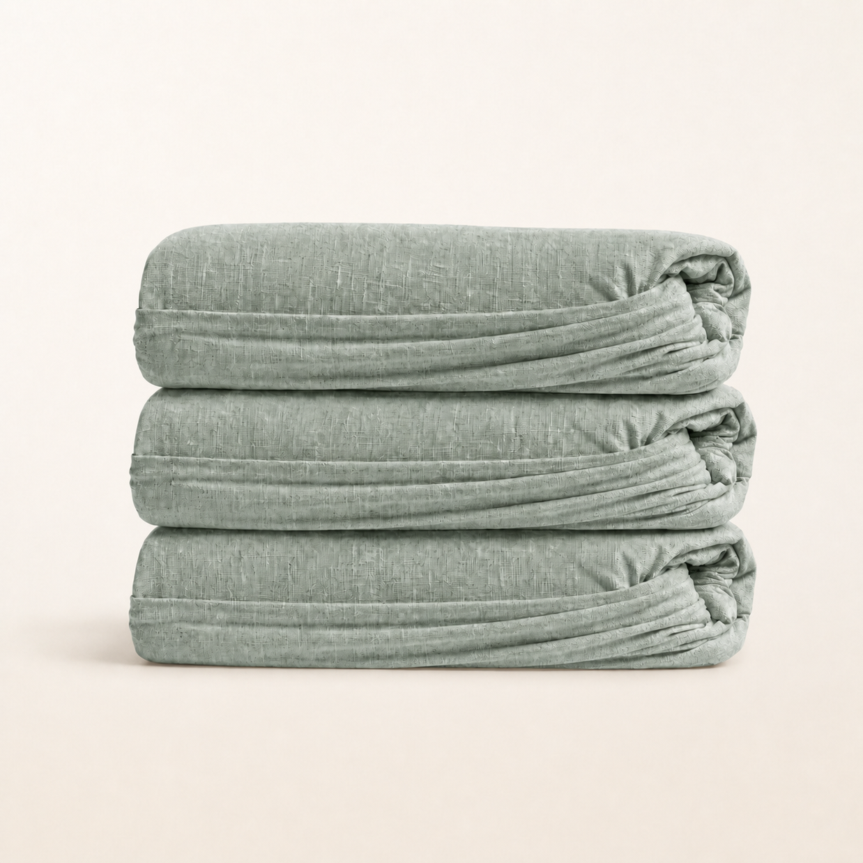 Drap-housse en lin lavé vert sauge, packshot sur fond blanc chaud, Noctua Paris