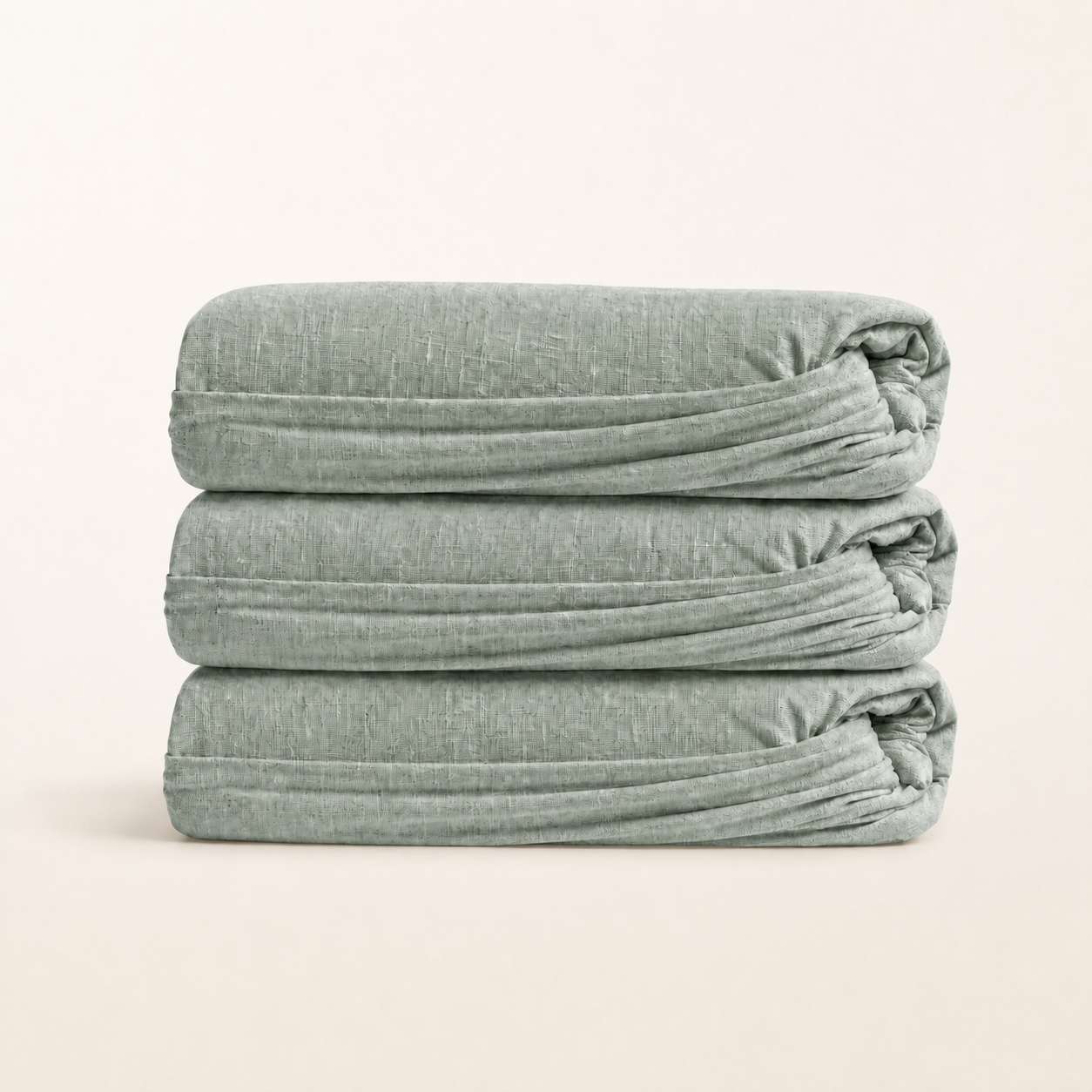 Drap-housse en lin lavé vert sauge, packshot sur fond blanc chaud, Noctua Paris
